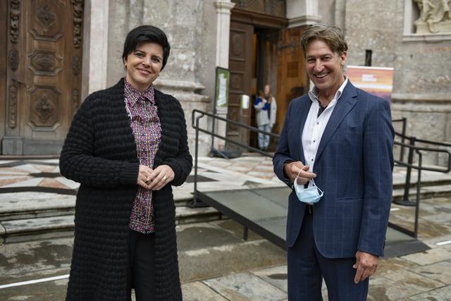 Karin Seiler (GF Innsbruck Tourismus) und Tobias Moretti (Jedermann)
