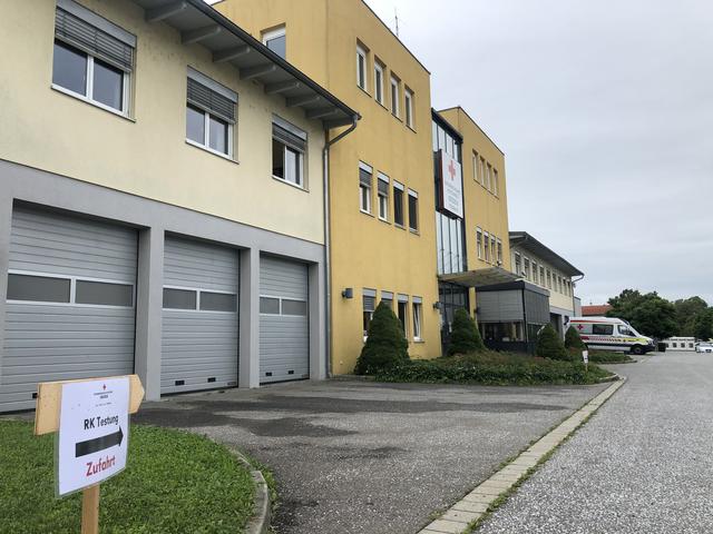 Bei der Einfahrt zur Bezirksstelle des Roten Kreuzes in der Schillerstraße in Feldbach folgt man der Beschilderung.