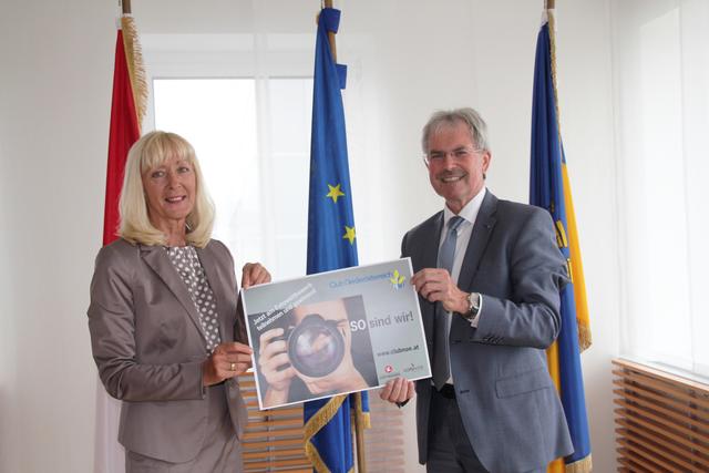 Freuen sich auf tolle Bilder, die zeigen „SO sind wir!“: Club Niederösterreich-Geschäftsführerin Theres Friewald-Hofbauer und NÖ Landtagspräsident Karl Wilfing.