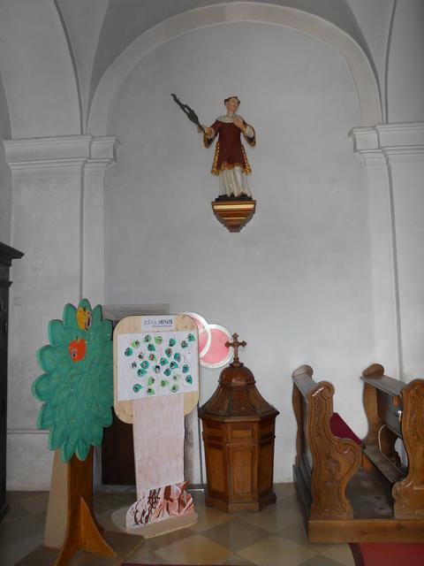 Der Hl. Stephanus begrüßt die Kirchenbesucher mit seinem mildtätigen Blick.