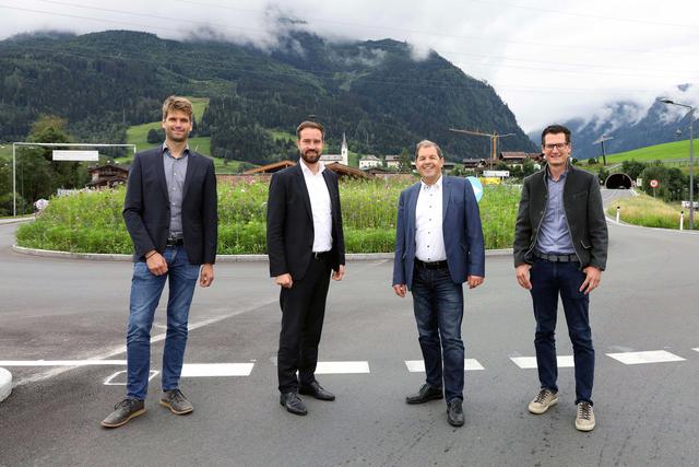 Beim neuen Kreisverkehr in Kaprun: Vizebgm. Christoph Schett, LR Stefan Schnöll, Bgm. Manfred Gassner und Simon Altenberger (Landestraßenverwaltung). | Foto: LMZ/Neumayr/Hölzl
