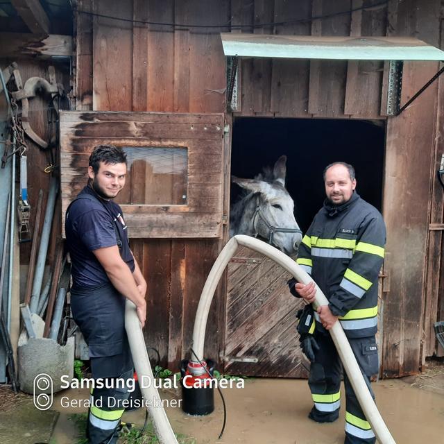 Die FF St. Ruprecht/ R. musste in Ungerdorf vor dem Eselstall Wasser abpumpen!