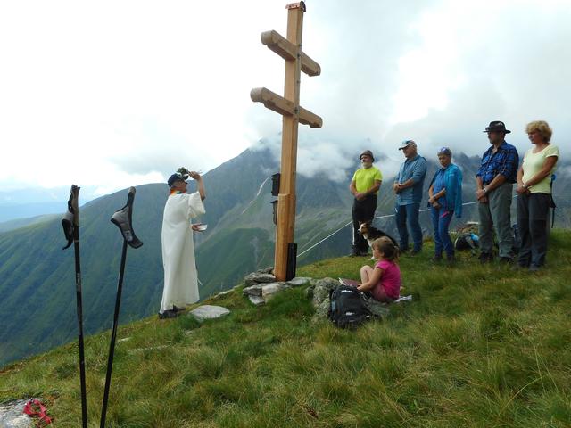 Nun hat alles seine Ordnung. Mit dem Segen für das neue "Babm-Kreuz" konnte ein weiteres Projekt der Bergwacht Inzing abgeschlossen werden.
