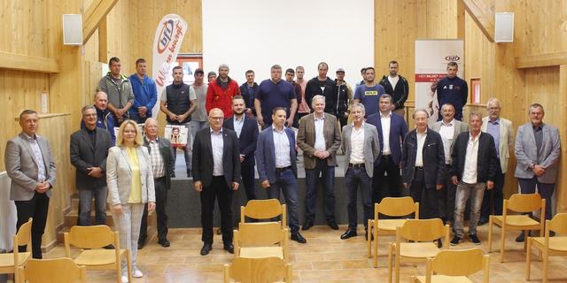 Die Verantwortlichen sowie die Teilnehmer des weltweit ersten Lehrgangs zum Tunnelbautechniker.