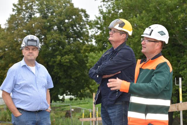 Hauptpolier Franjo Lazar (re) mit Bürgermeister Christoph Weber und Gemeinderat Johann Schmid.