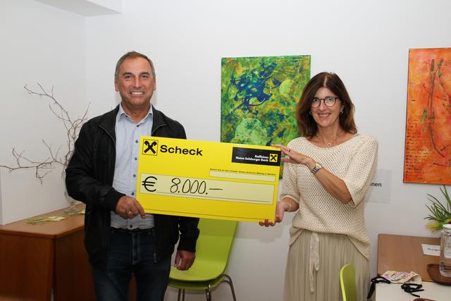 Konradinum-Spende: Franz Rinnerthaler mit Andrea Huber.