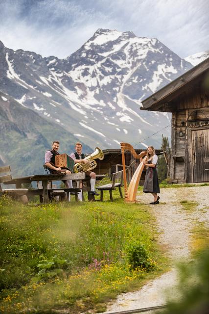 Am Abend des 15. August und am Sonntag, den 16. August wird an verschiedenen Schauplätzen im Stubaital echte Volksmusik dargeboten.