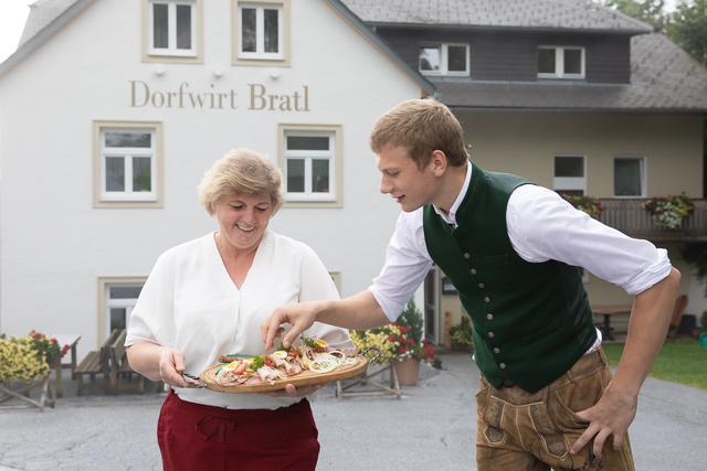 Barbara Bratl mit Schlingl Alex, der schon wieder kosten will.