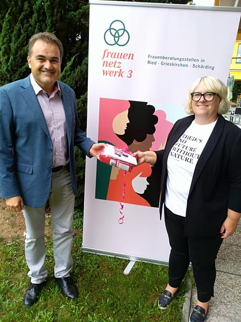 Anna Pucher vom Frauennetzwerk3 überreicht dem Präsidenten der Grieskirchner Rotarier DI Helmut Feitzlmayr ein Erste-Hilfe-Packerl als symbolischen Dank für deren rasche und wirkungsvolle Rettungsmaßnahmen.