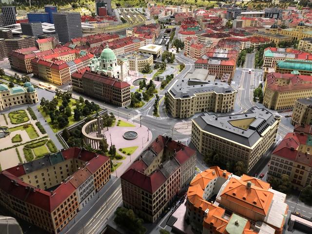 Miniaturversion von Wien: Zu sehen sind Landschaftsbilder mit alltäglichen Szenen inklusive fahrender Autos und Züge. | Foto: Kathrin Klemm