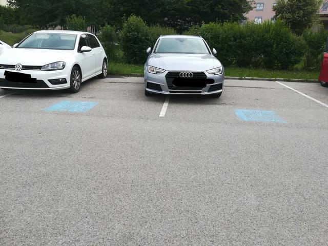 Der Besucherparkplatz des
Pflege- und Betreuungszentrums Tulln ist sehr groß.
An einem Sonntag im Juni war er ziemlich leer, auf einem der Behindertenparkplätze parkte ein Fahrzeug natürlich ohne Behindertenausweis.