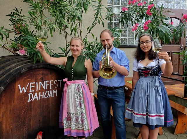 Das „Weinfest dahoam“ kam bei den Besuchern bestens an - Anna Pferschy-Seper, Gunter Taufratzhofer und Michaela Wilde sind mit der Bilanz zufrieden.