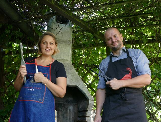 Stefanie Rumersdorfer und Thomas Rammerstorfer von den Welser Grünen unterstützen die Unterschriftenaktion.