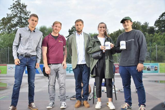 V.l.: Werbeprofi Alexander Leutgeb, Michael Schindler vom Gasthaus zur Goldenen Rose, Rudi Schöller und die Bierkrug-Gewinner Barbara Faltin und Ferdinand Steindl.