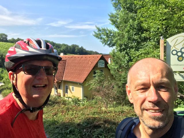 Beim östlichsten Buschenschank der Steiermark ging die Radtour für Kaspar und Unger los.