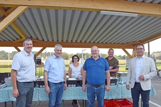 Bürgermeister Martin Schlöglhofer (Aschbach), Landesabgeordneter/ Bürgermeister Anton Kasser, Günter Zeillinger und Amstettens Bürgermeister Christian Haberhauer (hinten: Mitglieder des Catering-Teams)