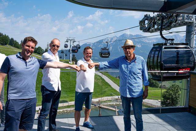 Die Bergbahnen-Söll-Geschäftsführer Mario Gruber (1.v.l.) und Walter Eisenmann (2.v.r.) mit Mehrheitseigentümer Markus Henkell (2.v.l.) und Hexenwasser-Impresario Matthias Schenk (1.v.r.) freuen sich über die Eröffnung der neuen Gondelbahn in Söll. | Foto: Niclas Weninger