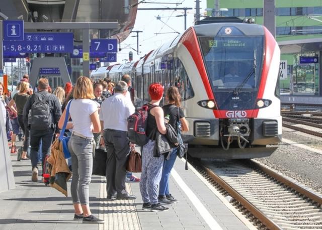 Immer mehr Fahrgäste warten auf den Bahnhöfen der Weststeiermark auf die GKB-Züge. | Foto: GKB