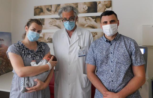 Primar Gottfried Gamperl und die frisch gebackenen Eltern mit Sohn Oliver | Foto: LK Hainburg