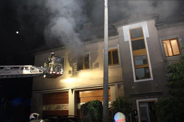 Bei einem Brand im Wagner-Jauregg-Weg stand eine Wohnung in einem Wohnhaus in Flammen. Die Berufsfeuerwehr Linz rettete eine Person vom Dach des Hauses und bekämpfte das Feuer erfolgreich. | Foto: Berufsfeuerwehr Linz