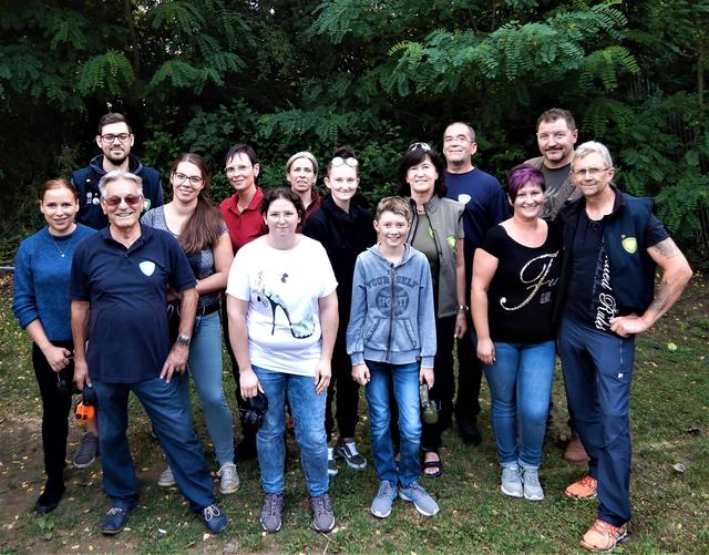 Oberschützenmeister Josef Kohzina mit seinem Team und den teilnehmenden Ladies.