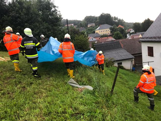 Die Einsatzkräfte mussten Hänge sichern.
