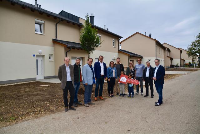 Planer Manred Steiner, OSG- und Gemeindevertreter übergaben an Gregor und Stephanie Paris mit Kindern Hagen und Thor und Anna Summer und Manuel Thury symbolisch den ganz großen Hausschlüssel.