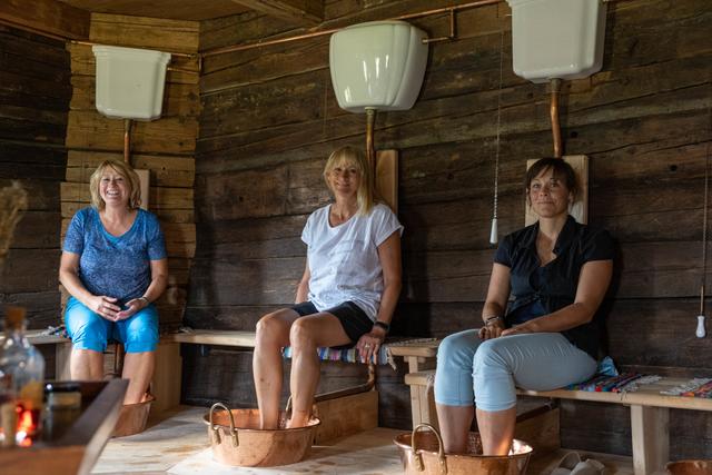 Das Marketing-Dreimäderlhaus im Hexenwasser Söll gönnt sich ein Fußbad im Badehaus der Hexerei: v.l. Angelika Pastler, Renate Rabl und Sabine Weiß. | Foto: Niclas Weninger