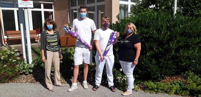 Gerda Diesenreither, Alexander Fürst, Maximilian Schwaiger und Gisela Derntl (von links) bei der Überreichung der Schultüte.