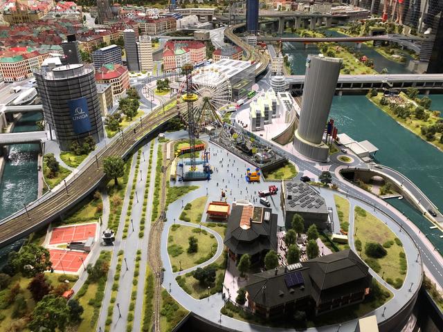 Miniaturversion von Wien: Zu sehen sind Landschaftsbilder mit alltäglichen Szenen inklusive fahrender Autos und Züge. | Foto: Kathrin Klemm