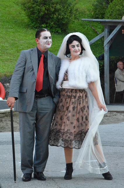 Francesco Cirolini als der Bandit Mackie Messer und Daniela Bjelobradic als seine Angetraute Polly.