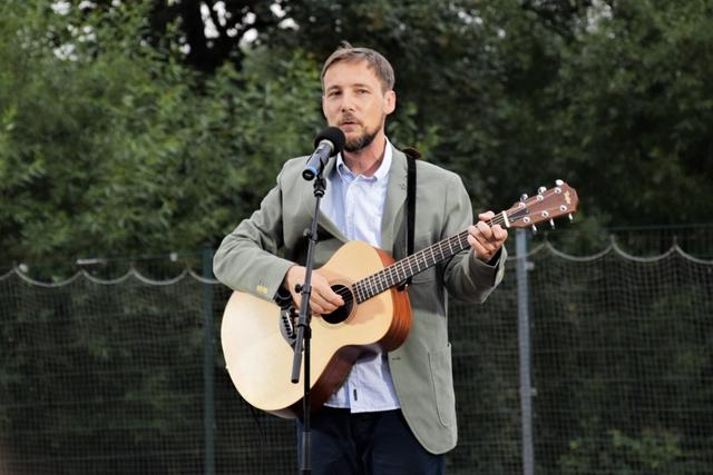 Kabarettist Rudi Schöller begleitete sich selbst auf der Gitarre.