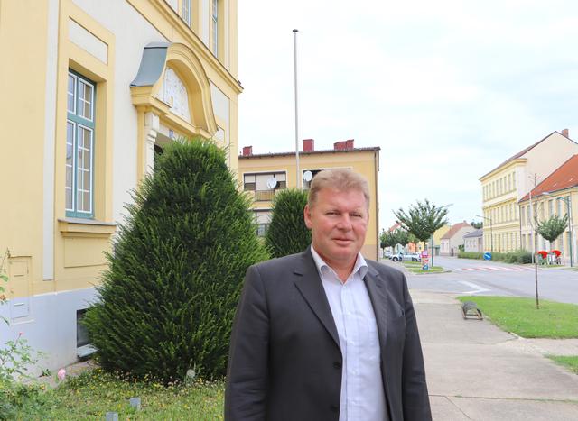 Die Volksschule (rechts hinten) wird geschlossen, die Schüler übersiedeln in die Mittelschule (links), informiert Bürgermeister Wolfgang Gaida.