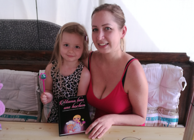 Gemeinsam kochen bedeutet für Beate und Lena (5) Schoberl ein Stück Glück und Freude im Alltag. Daraus entstand das Kochbuch "Mama, lass uns kochen", das demnächst erhältlich ist.