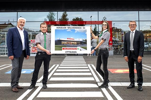 Bürgermeister Friedrich Neuhofer, Marktleiter-Stellvertreter Manfred Jedinger, Marktleiterin Julia Kreuzhuber und Geschäftsführer Jakob Leitner von der Spar-Zentrale Marchtrenk (v.l.). | Foto: Eurospar