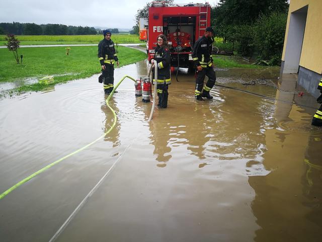 Beim Abpumpen Aschbach-Markt | Foto: FF Amstetten