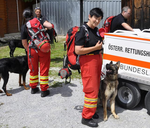 Elfriede Haller aus Trofaiach ist bereits seit 18 Jahren Staffelführerin der ÖRHB Suchhundestaffel Leoben/Bruck-Mürzzuschlag. Für ihr Engagement wurde sie nun ausgezeichnet. | Foto: ÖRHB