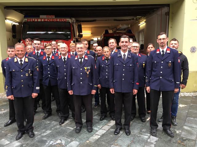 Nachwahl: Die FF Hüttenberg mit Bezirksfeuerwehrkommandant Friedl Monai und Bürgermeister Josef Ofne.
  | Foto: KK