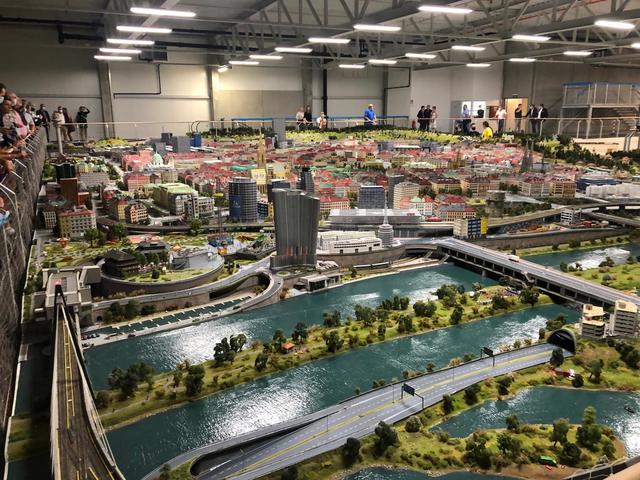 Miniaturversion von Wien: Zu sehen sind Landschaftsbilder mit alltäglichen Szenen inklusive fahrender Autos und Züge. | Foto: Kathrin Klemm