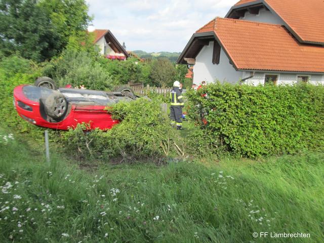 Das Auto eines Unfallbeteiligten kam auf dem Dach zum Liegen.