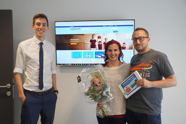 Kundenbetreuer Bernd Panholzer (.) mit dem strahlenden Ehepaar Nathalie und Florian Schauer.