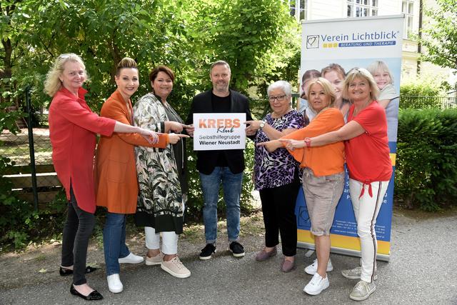 Uta Weber-Grüner vom Verein Lichtblick, Brustkrebsaktivistin Claudia Altmann-Pospischek, Leiterin Sonja Maras, Vizebürgermeister Rainer Spenger, Eva Hornof (Leiterin), GRin Sabine Bugnar und
GRin Sissy Wallner vom Gesundheitsausschuss.