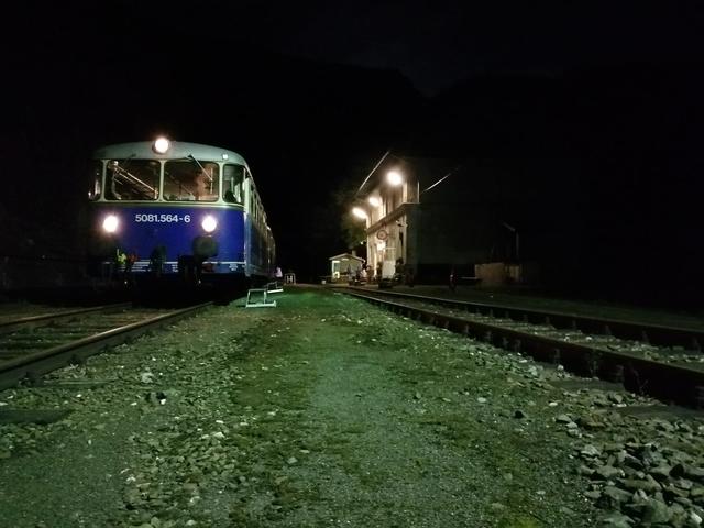 Mit einem Sonderzug, bestehend aus einem Schienenbus-Tandem, ging es für die Teilnehmer der Mondscheinfahrt von Vordernberg zum Bahnhof Erzberg und wieder retour.  | Foto: Verein Erzbergbahn