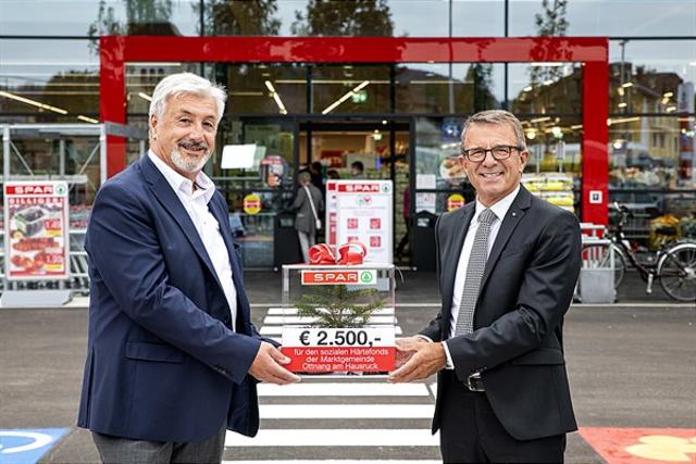 Zur Eröffnung spendete Spar 2.500 Euro an den sozialen Härtefonds der Gemeinde. Bürgermeister Friedrich Neuhofer und Geschäftsführer Jakob Leitner von der Spar-Zentrale Marchtrenk (v.l.).
| Foto: Eurospar