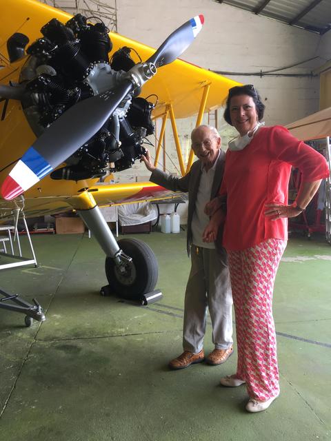 Karl Knell mit Direktorin Hartl-Wagner im Austrian Aviation Museum in Bad Vöslau.