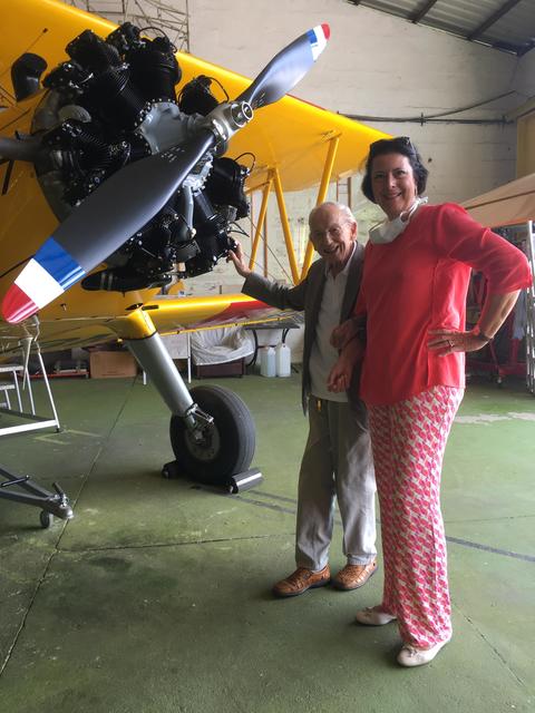 Karl Knell mit Direktorin Hartl-Wagner im Austrian Aviation Museum in Bad Vöslau. | Foto: Senioren Residenz Josefstadt