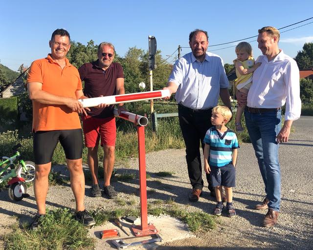 …unterstützt von Vizebürgermeister Rupert Sitz und Gemeinderat Franz Grassl samt (Radler)Nachwuchs. | Foto: Marktgemeinde Bisamberg