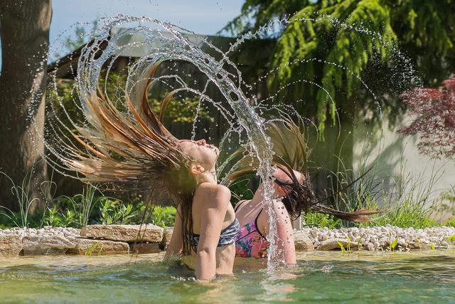 Wer keinen Swimming Pool in der Nähe hat, kann dafür sorgen, dass es zumindest zu Hause kühl bleibt.