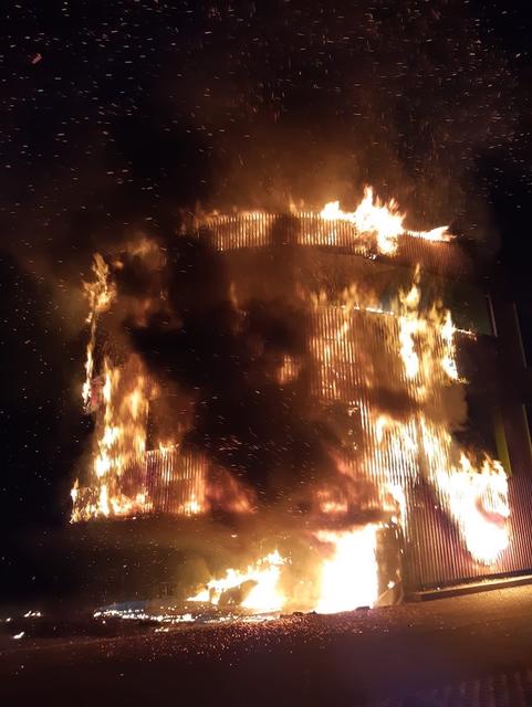 Die Holzfassade stand in Flammen: Im Müllraum der Volksschule Kappl war aus bisher unbekannter Ursache ein Feuer ausgebrochen. | Foto: BFV Landeck, BFI Thomas Greuter