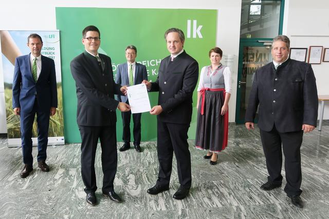 LFI Zertifikate 2019 (v.l.): Kammerdirektor Franz Raab, Landwirtschaftskammer NÖ-Vizepräsident Lorenz Mayr, Geschäftsführer des LFI NÖ Johann Schlögelhofer, Landwirtschaftskammer NÖ-Präsident Johannes Schmuckenschlager, Landwirtschaftskammer NÖ-Vizepräsidentin Andrea Wagner und Obmann des LFI NÖ Andreas Ehrenbrandtner.